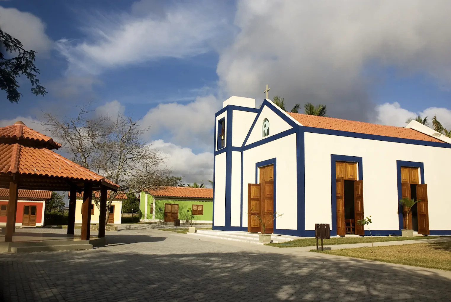 Capela e casinhas coloridas da Vila do Portal